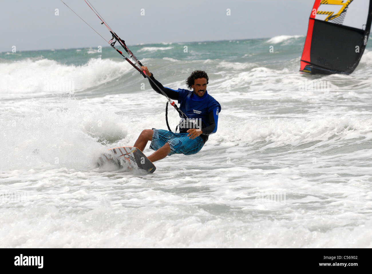 Kitesurfer in Aktion Stockfoto