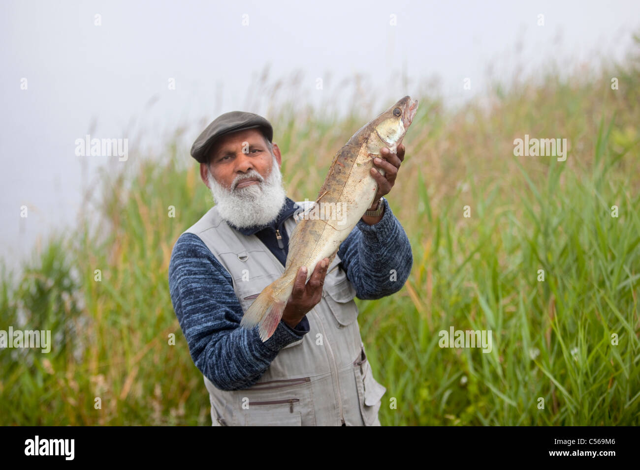 Der Niederlande, Spaarnwoude, Fischer, Origonal aus Surinam, Fang zeigen. Stockfoto