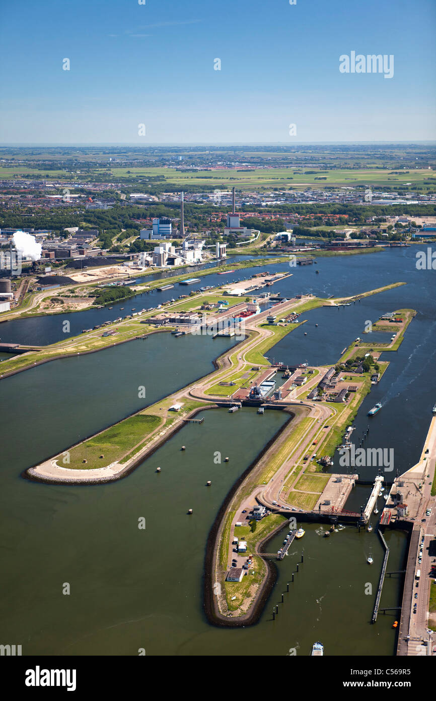 Holland, IJmuiden, Luftaufnahme von Eingang und Schlösser der Nordseekanal. Hintergrund-Tata Stahl-Fabrik. Stockfoto
