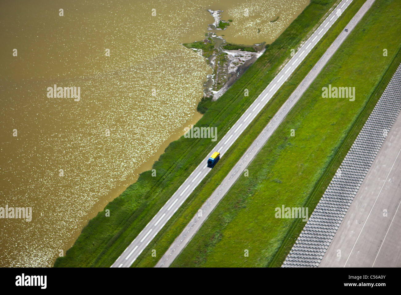 Niederlande, Petten, Meer, Deich genannt Hondsbossche Zeewering. Stockfoto