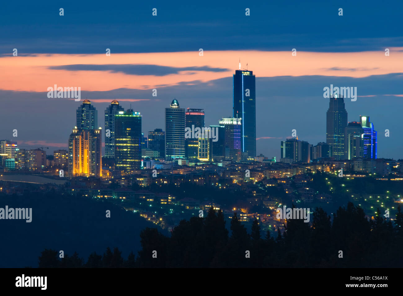 Skylines bei Nacht in Istanbul, Türkei Stockfoto