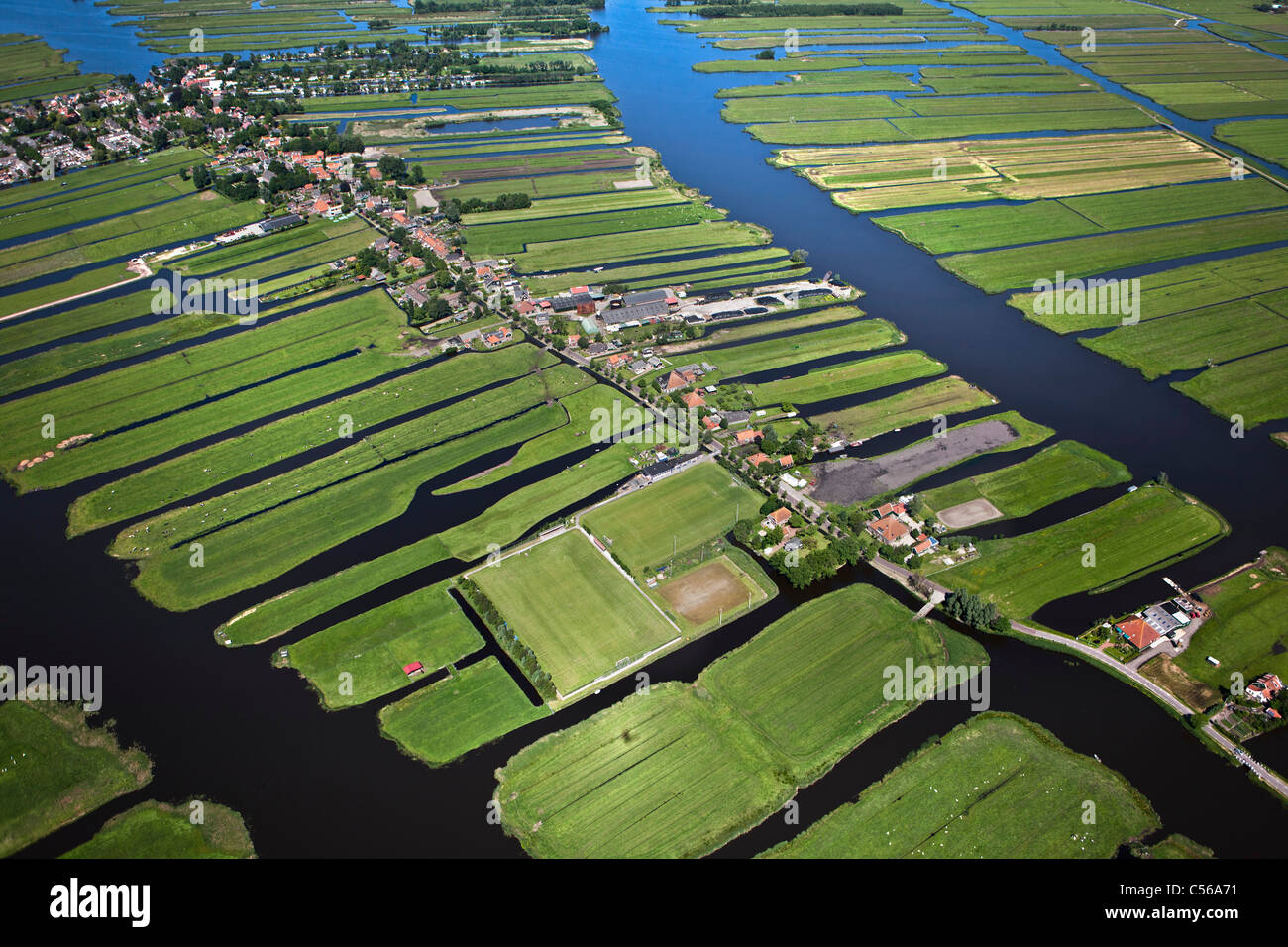 Niederlande, Jisp, Polder mit Dorf und Ackerland. Luft. Stockfoto