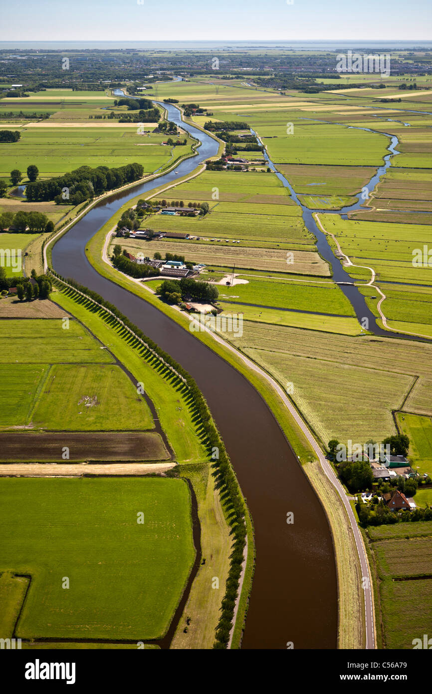 Den Niederlanden, in der Nähe von De Rijp, Polder mit traditionellen Ackerland und Bauernhöfen. Gürtel-Kanal Beemster polder Stockfoto