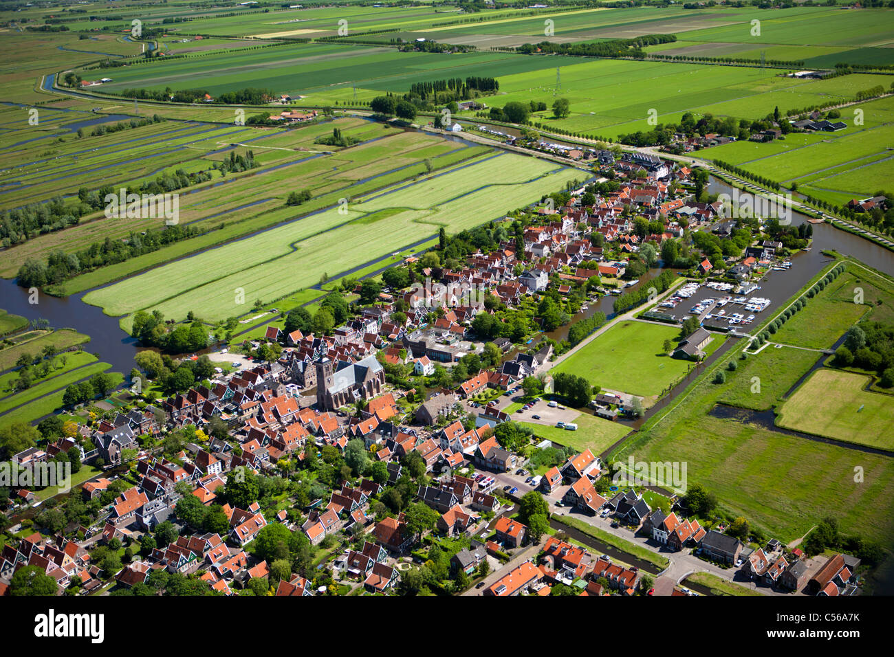 Den Niederlanden, De Rijp, Dorf im Polder mit Ackerland. Luft. Stockfoto