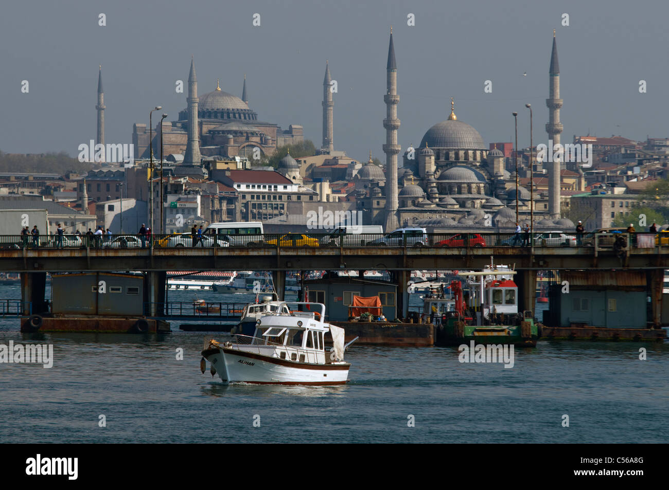 Neue Moschee, Hagia Sophia und Unkapani Brücke vom Goldenen Horn, Istanbul, Türkei Stockfoto