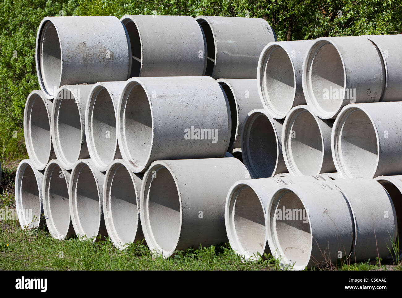 Betonbrunnenring -Fotos und -Bildmaterial in hoher Auflösung – Alamy