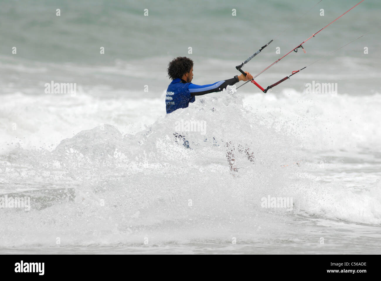 Kitesurfer Surfen durch Strandurlaub Stockfoto