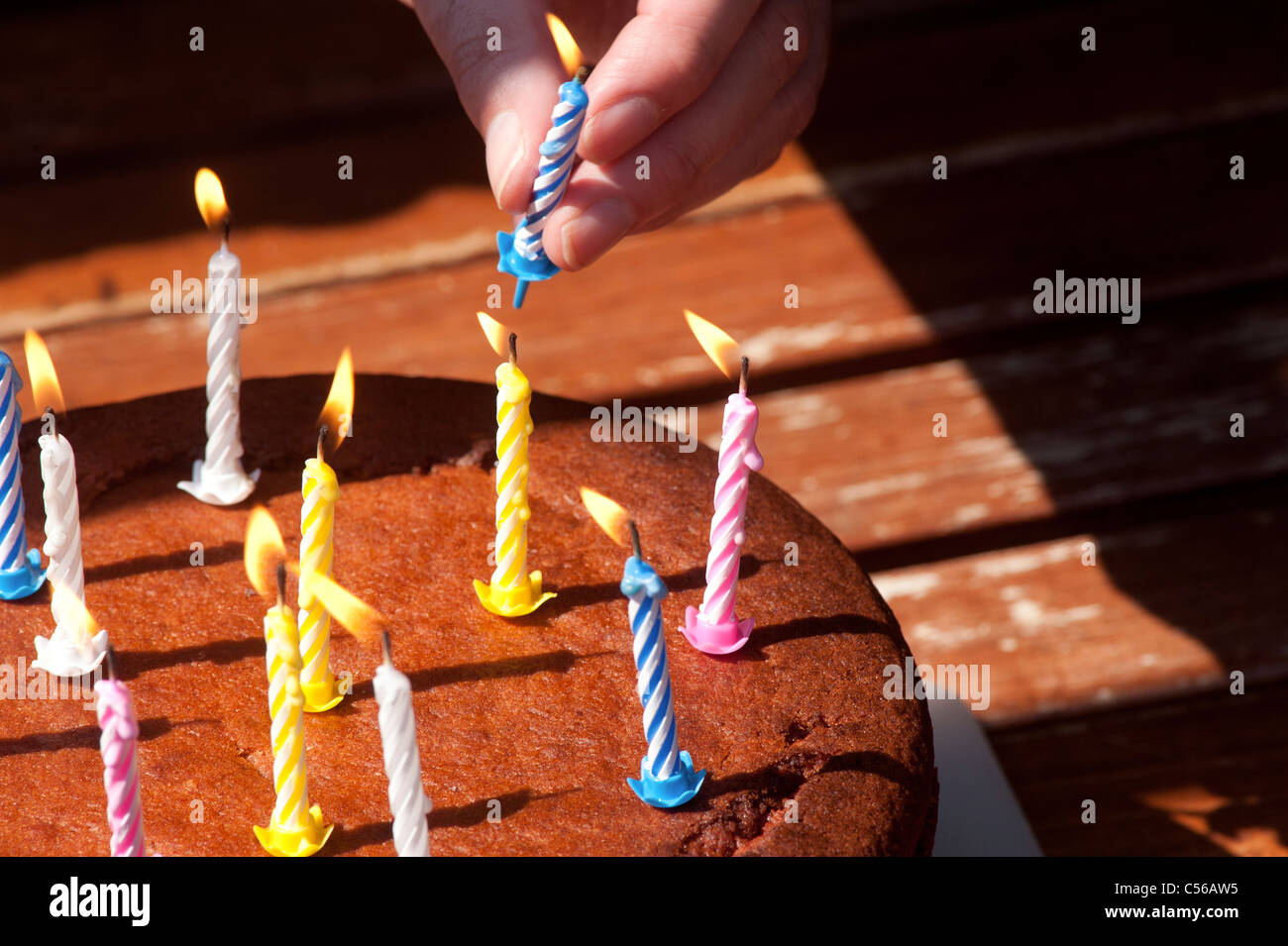 Eine Schokolade Geburtstagstorte und Kerzen. Stockfoto