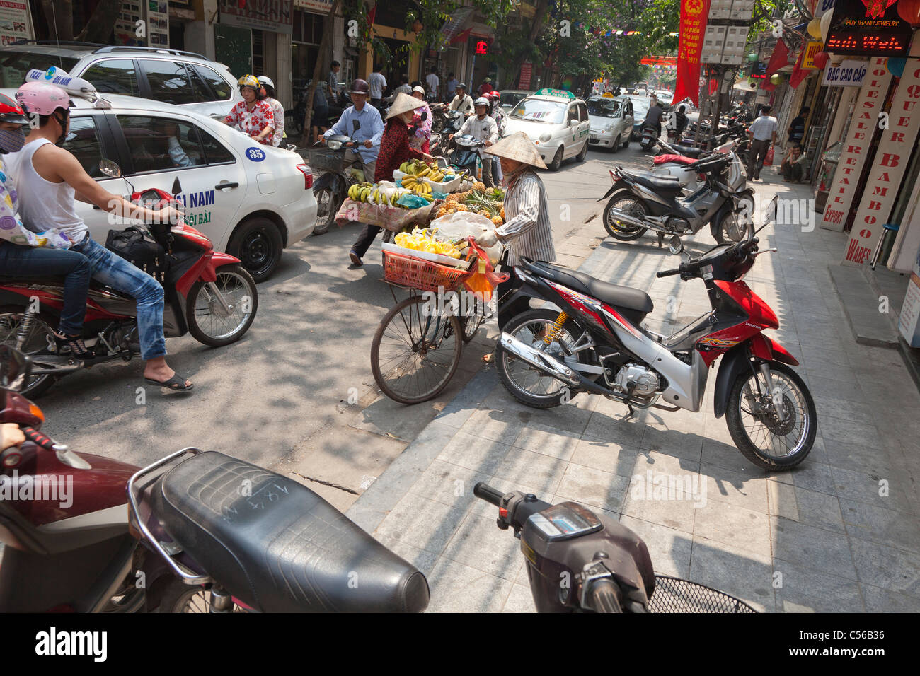 Hanoi Vietnam Straßenszene, am Straßenrand Geschäfte mit Verkäufern, Händlern Stockfoto