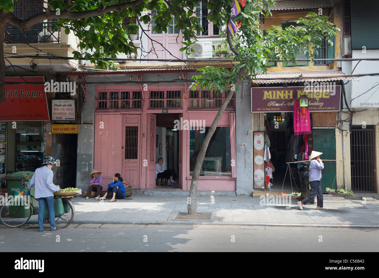 Hanoi Vietnam Straßenszene, am Straßenrand Geschäfte mit Verkäufern, Händlern Stockfoto