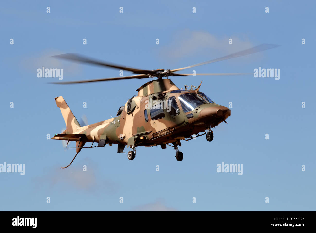 Eine getarnte militärische Hubschrauber im Flug Stockfoto