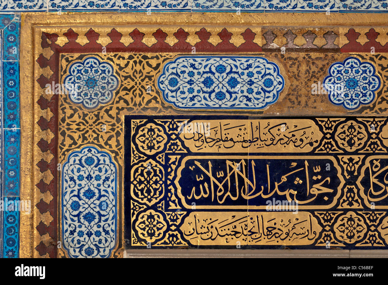Iznik Fliesen und Kalligraphie über Tür nach Beschneidung Zimmer, Topkapi Palast, Istanbul, Türkei Stockfoto