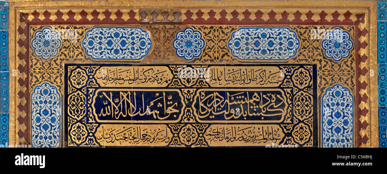 Iznik Fliesen und Kalligraphie über Tür nach Beschneidung Zimmer, Topkapi Palast, Istanbul, Türkei Stockfoto