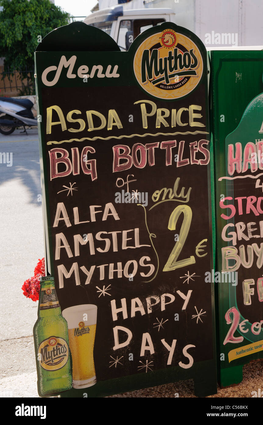 Melden Sie sich an eine griechische Kneipe Werbung billiges griechisches Bier und mit dem Slogan "Asda Price" Stockfoto