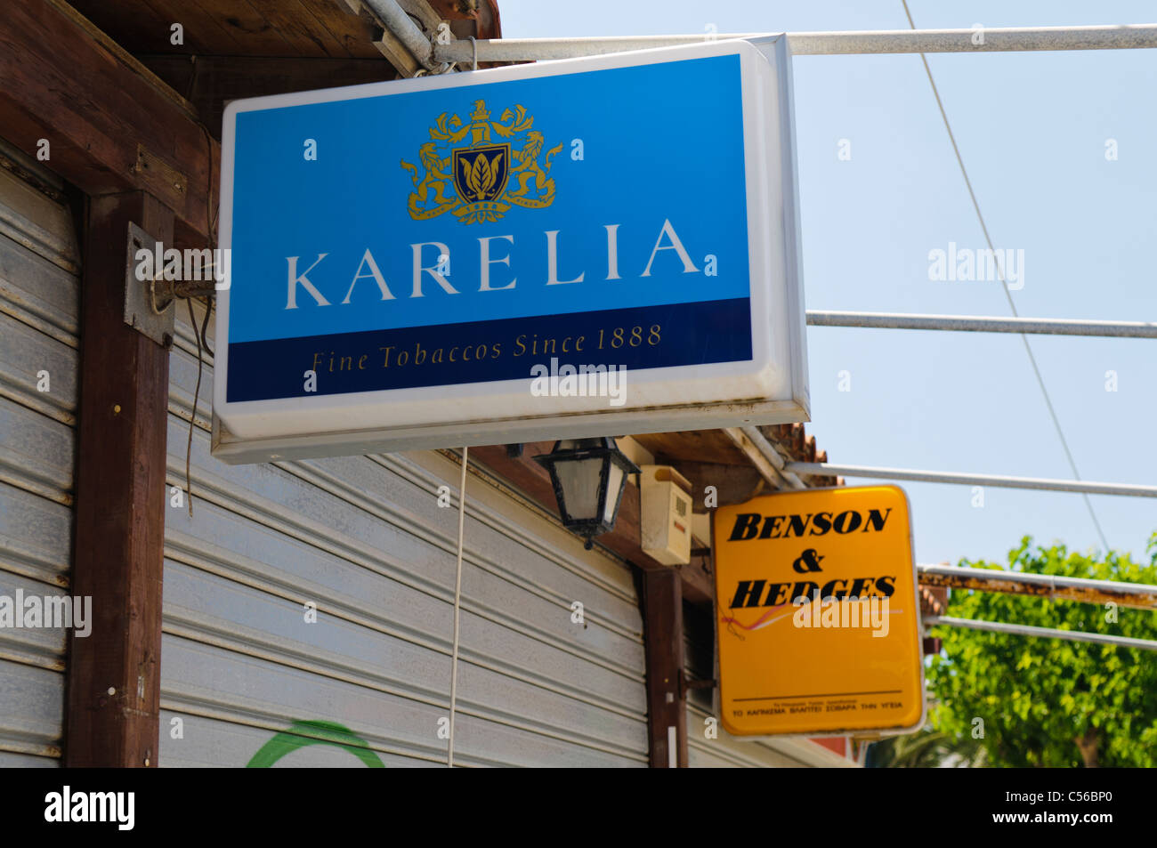 Zeichen, die Werbung für Tabakprodukte an ein Closed shop Stockfoto
