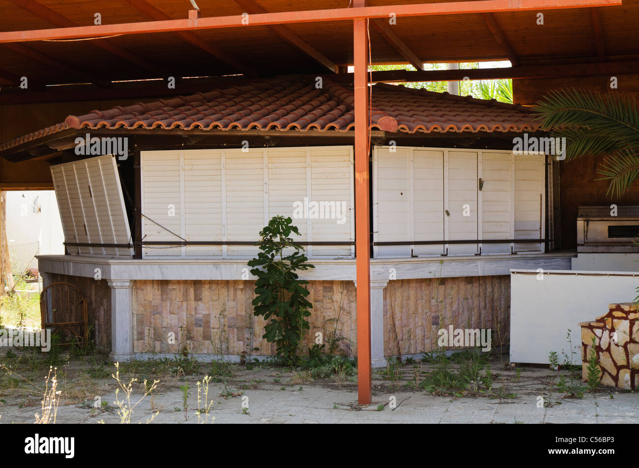 Verfallene, griechisches Restaurant, geschlossen, nachdem die Wirtschaft gescheitert. Stockfoto