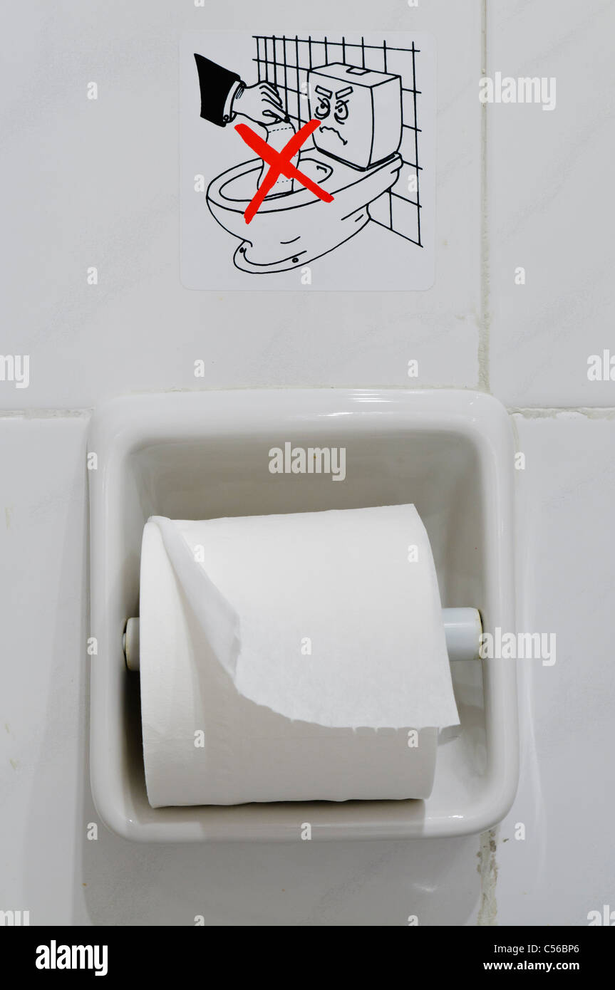 Anmeldung über WC-Papier in einem Hotel, Warnung Gäste nicht zu Toilettenpapier in die Toilette spülen Stockfoto