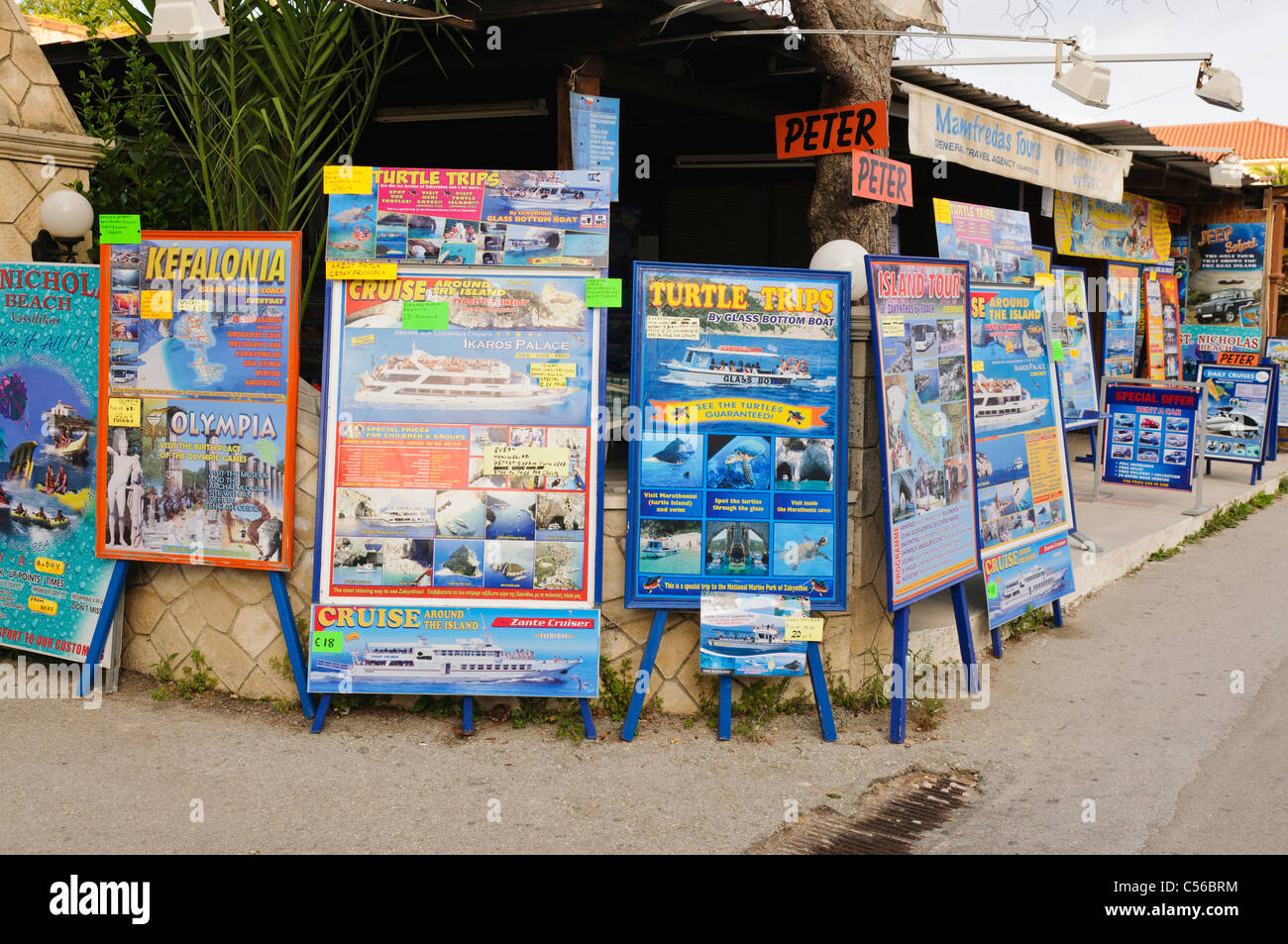 Zeichen auf den Tourismus shop Werbung Touren von Zakynthos und kulturelle Veranstaltungen Stockfoto