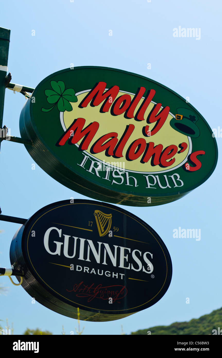 Malone es Irish Pub mit Guinness Zeichen Stockfoto