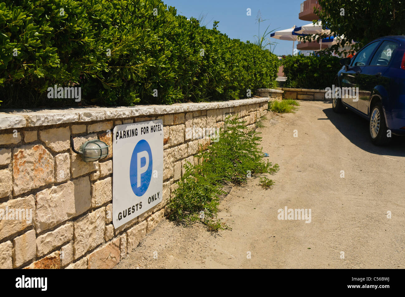 Zweisprachig (Englisch und Griechisch) keine Parkplatz-Schild "Parkplatz für Hotel" Stockfoto