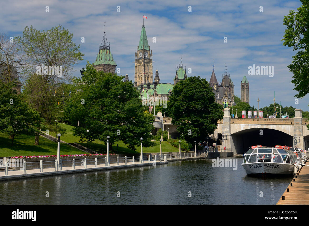 Blick auf den Ottawa Parliament Gebäude aus der Rideau Canal im Sommer Stockfoto
