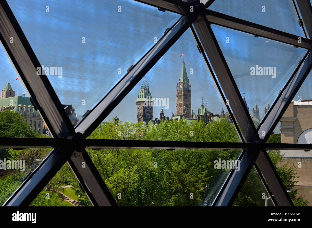 Regierung von Kanada Parlamentsgebäude gesehen durch das Glas der Fassade des Ottawa Convention Centre Stockfoto