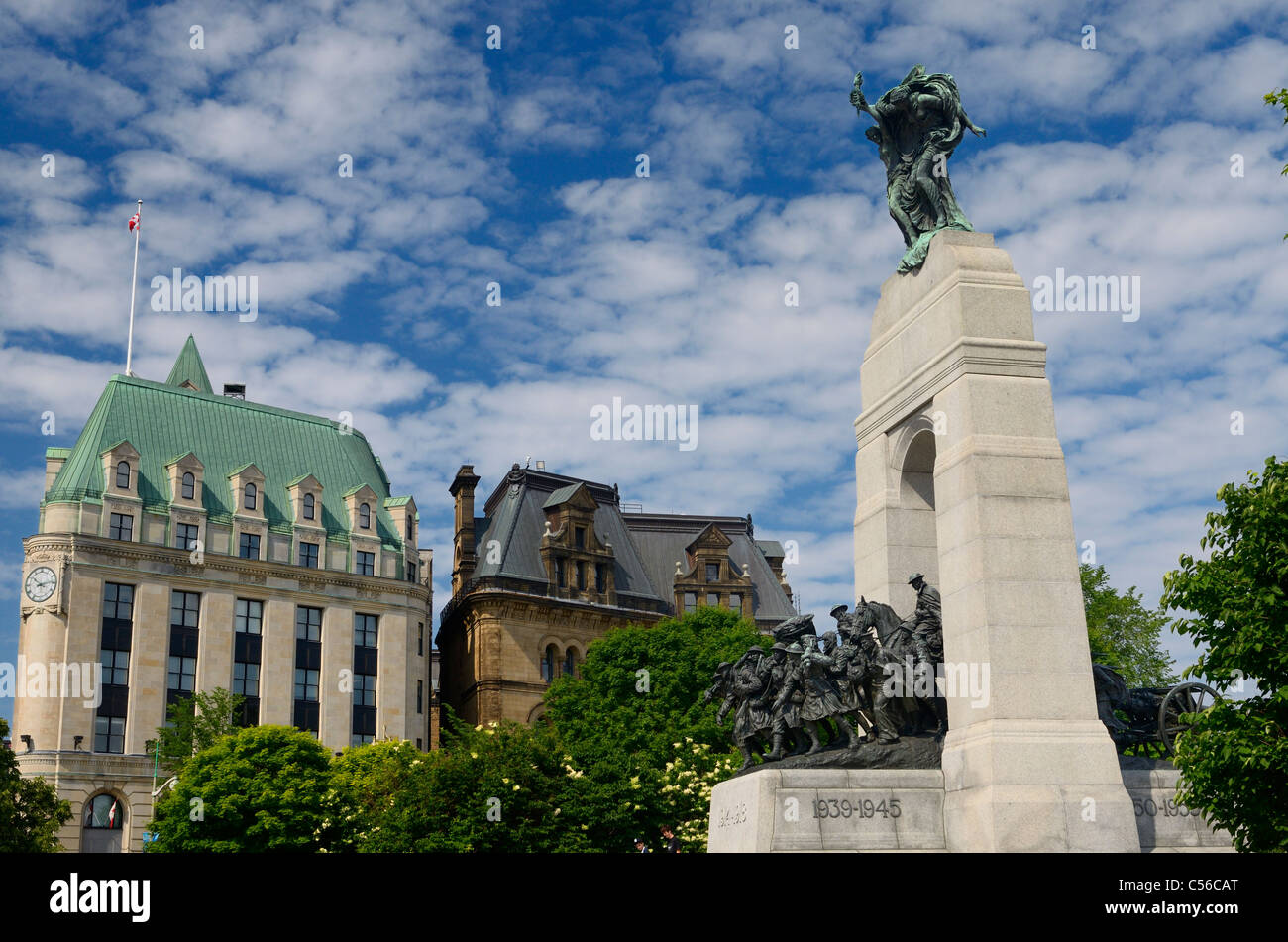 National War Memorial im Bund Quadrat mit Langevin-Block in der Innenstadt von Ottawa Kanada Hauptstadt Stockfoto
