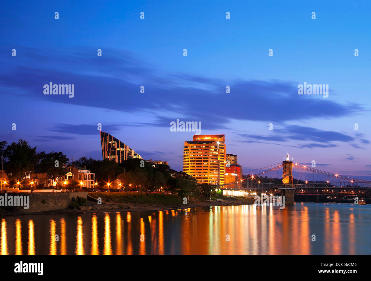 Covington, Kentucky nachts über die Roebling Hängebrücke aus Cincinnati Ohio USA Stockfoto