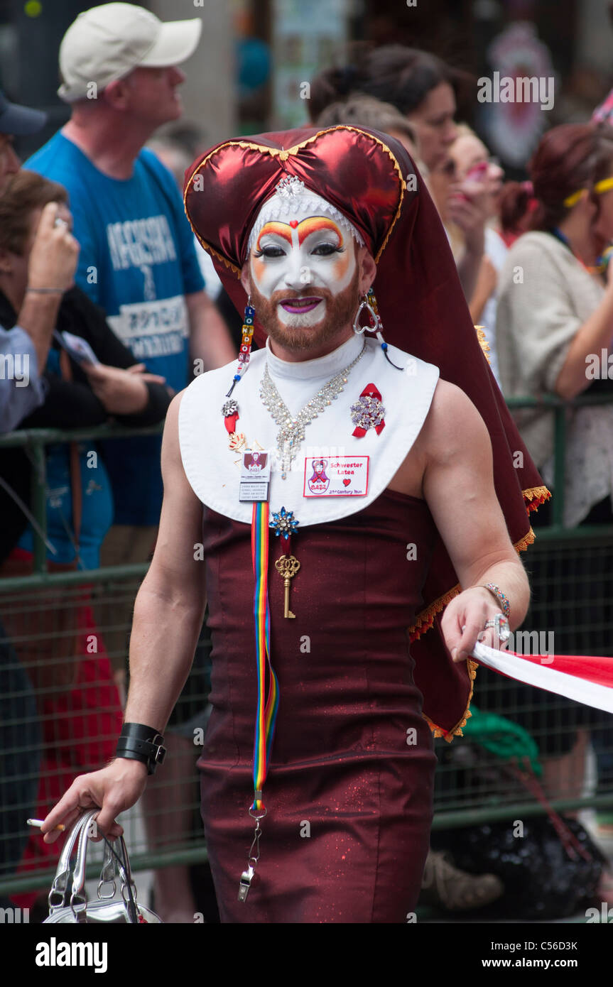 Bunte Zeichen am London Gay Pride Parade 2011. UK Stockfoto