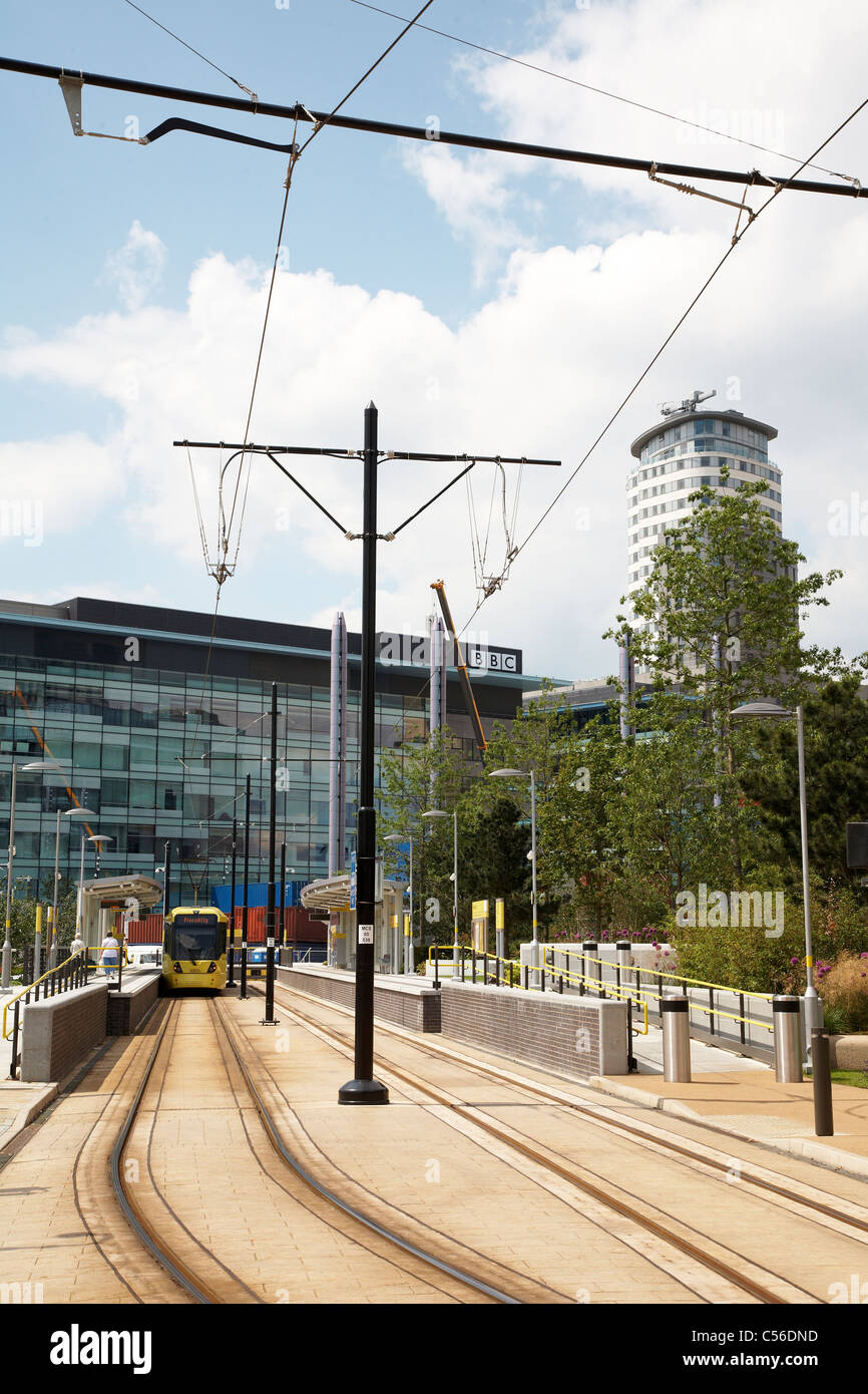 Metrolink Tram-Station mit BBC head Quarters in MediaCityUK Salford Quays Manchester UK Stockfoto