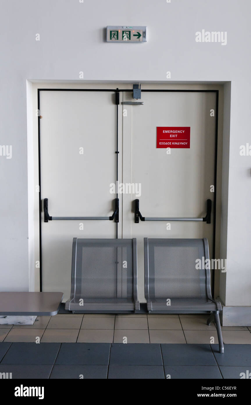 Notausgang in einem griechischen Flughafen gesperrt Stockfoto