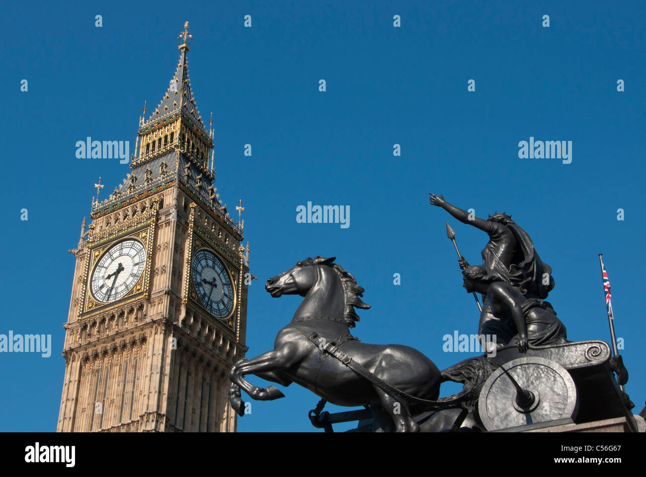 Der Uhrturm Big Ben mit Statue der Königin Boadicea auf Pferd gezogenen Wagen am Westminster Pier London UK Stockfoto