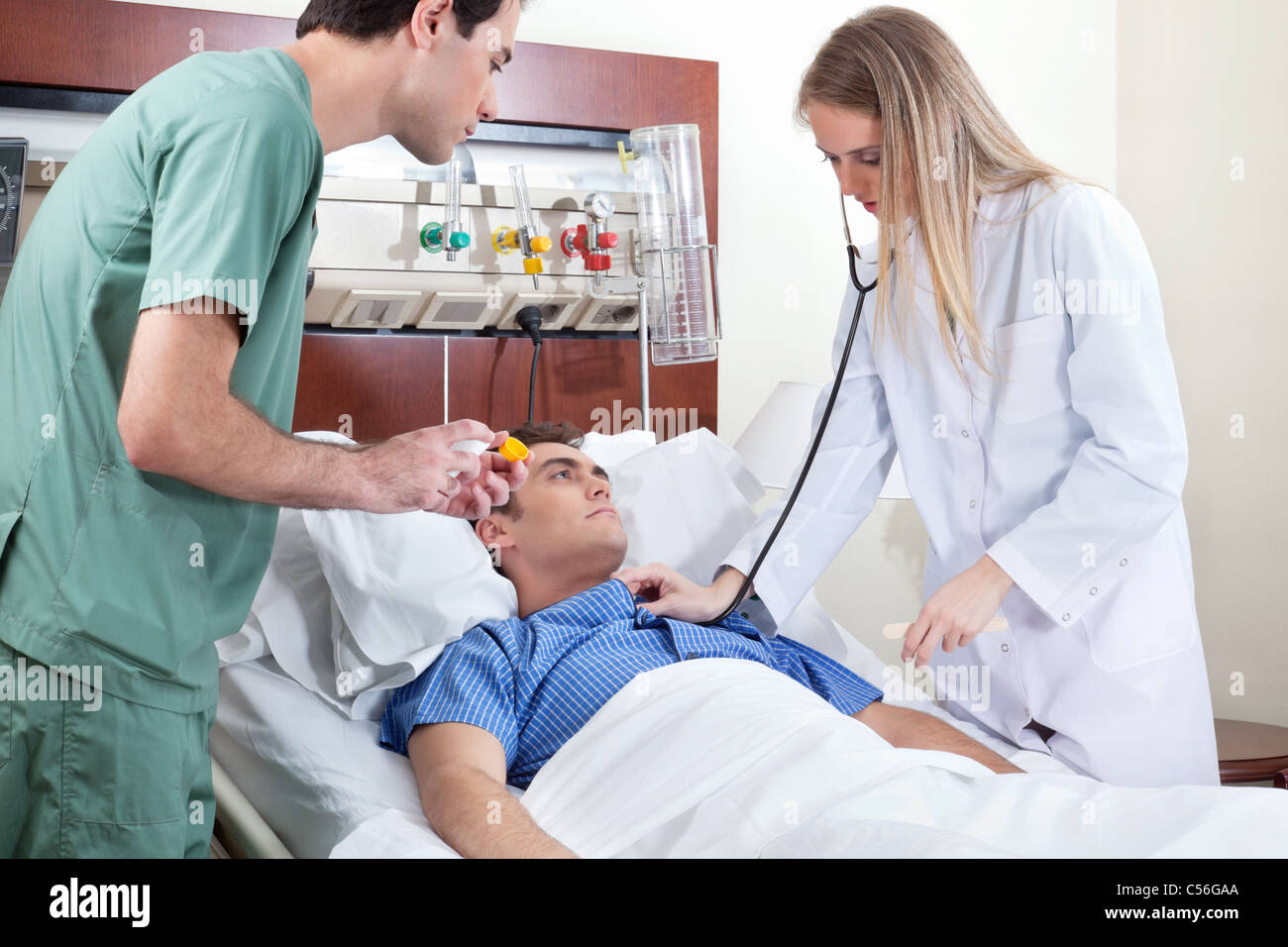 Ärztin, die Überprüfung der jungen Patienten im Krankenhaus Stockfoto