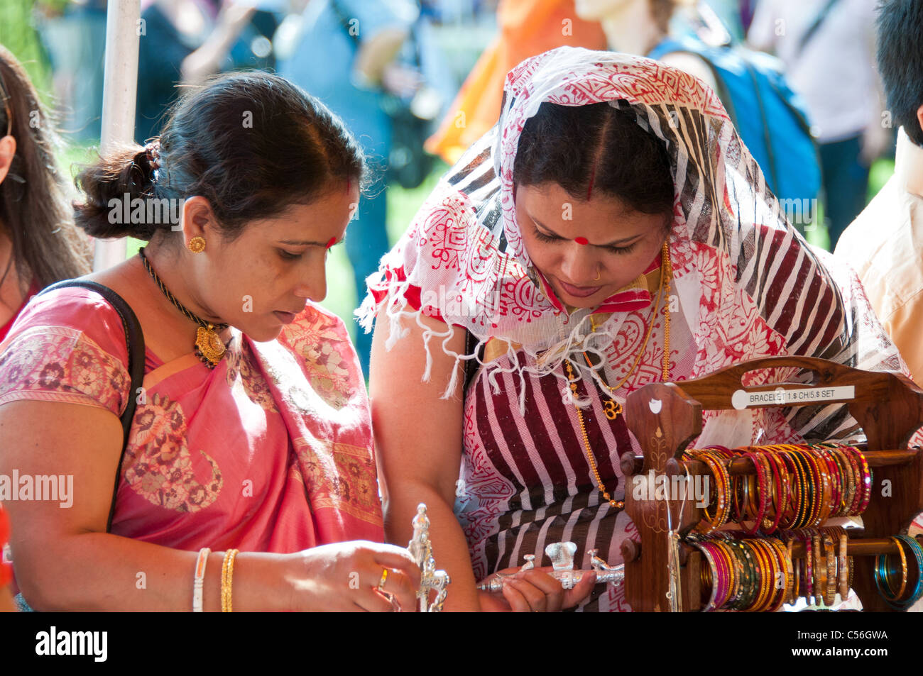 Frauen, Souvenirs zu kaufen, während die indischen Festivals statt in Montreal Quebec Kanada im Juli. Stockfoto