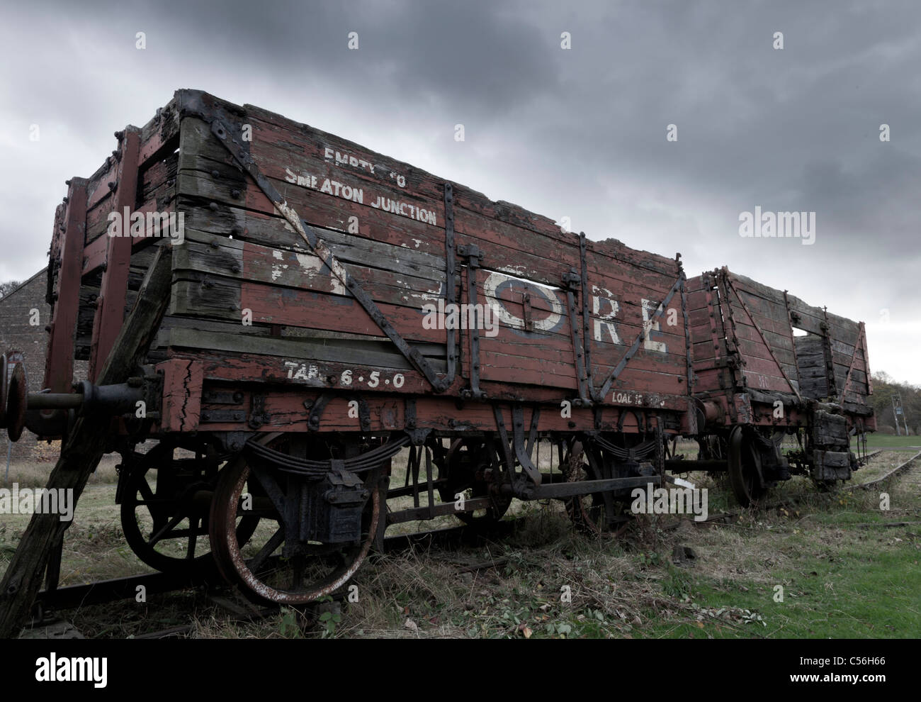 Alte Holz Kohle oder Erz Eisenbahnwaggon im Bergbaumuseum Prestonpans, East Lothian, Schottland Stockfoto