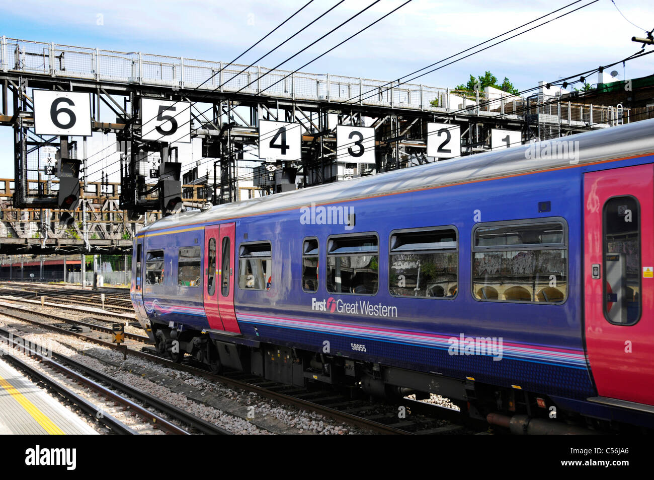 Erster Great Western-Zug unter der Royal Oak-Signalbrücke mit sehr großen Zahlen auf dem Weg zur Paddington Station London England Großbritannien Stockfoto