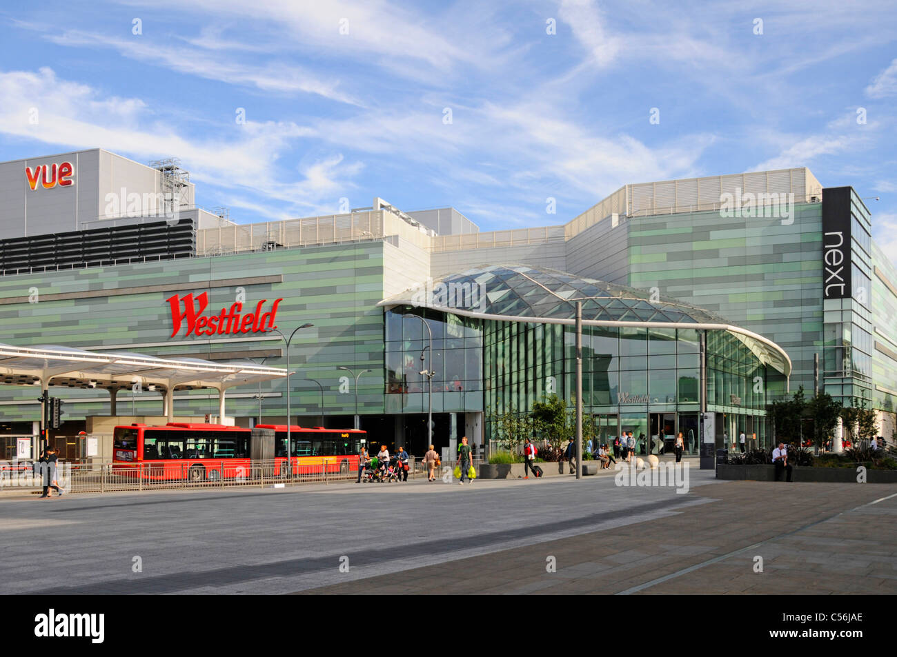 Westfield Shopping Center und ein Teil der angrenzenden Busbahnhof "Weiße Stadt" einschließlich Vue Kino und nächsten Clothing Store West London England Großbritannien Stockfoto