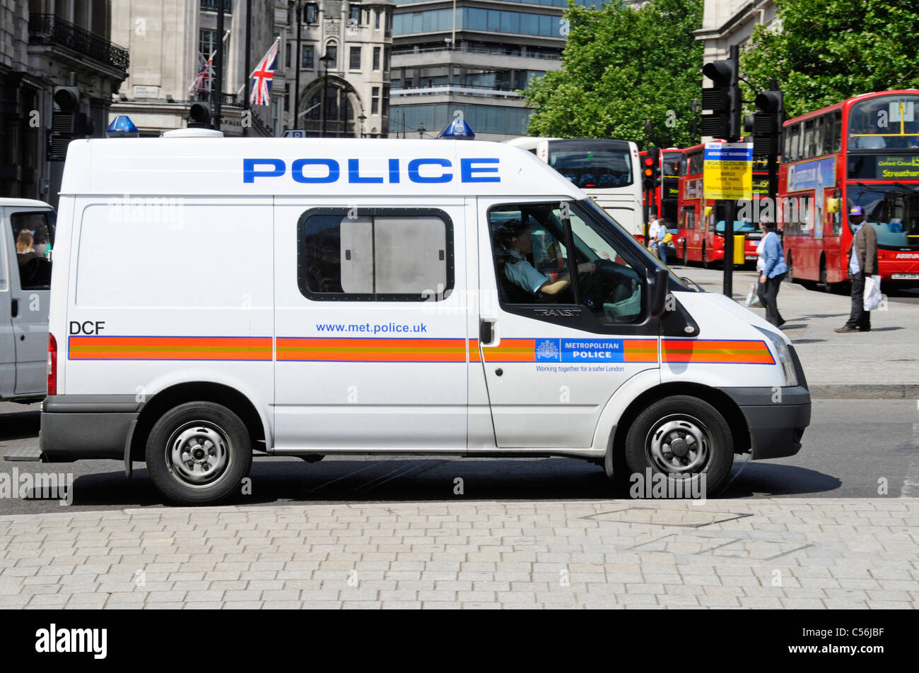 London street scene Metropolitan Polizei Mannschaftswagen van und Treiber auf dem Trafalgar Square England Großbritannien Stockfoto