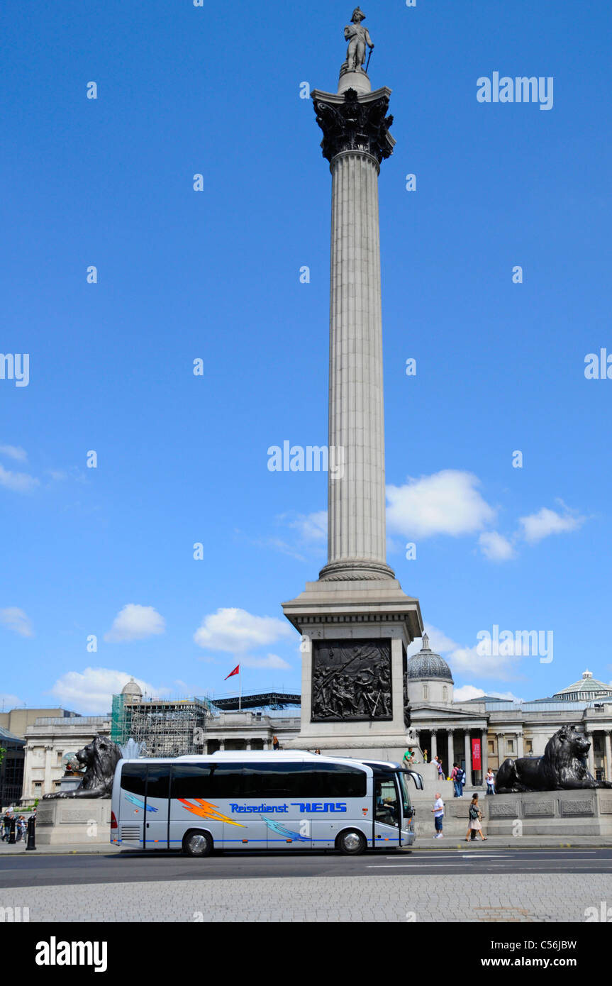 Deutsche Tour Sightseeing Bus Bus vorbei Nelsons Säule blauen Himmel Sommertag Trafalgar Square London England Großbritannien Stockfoto