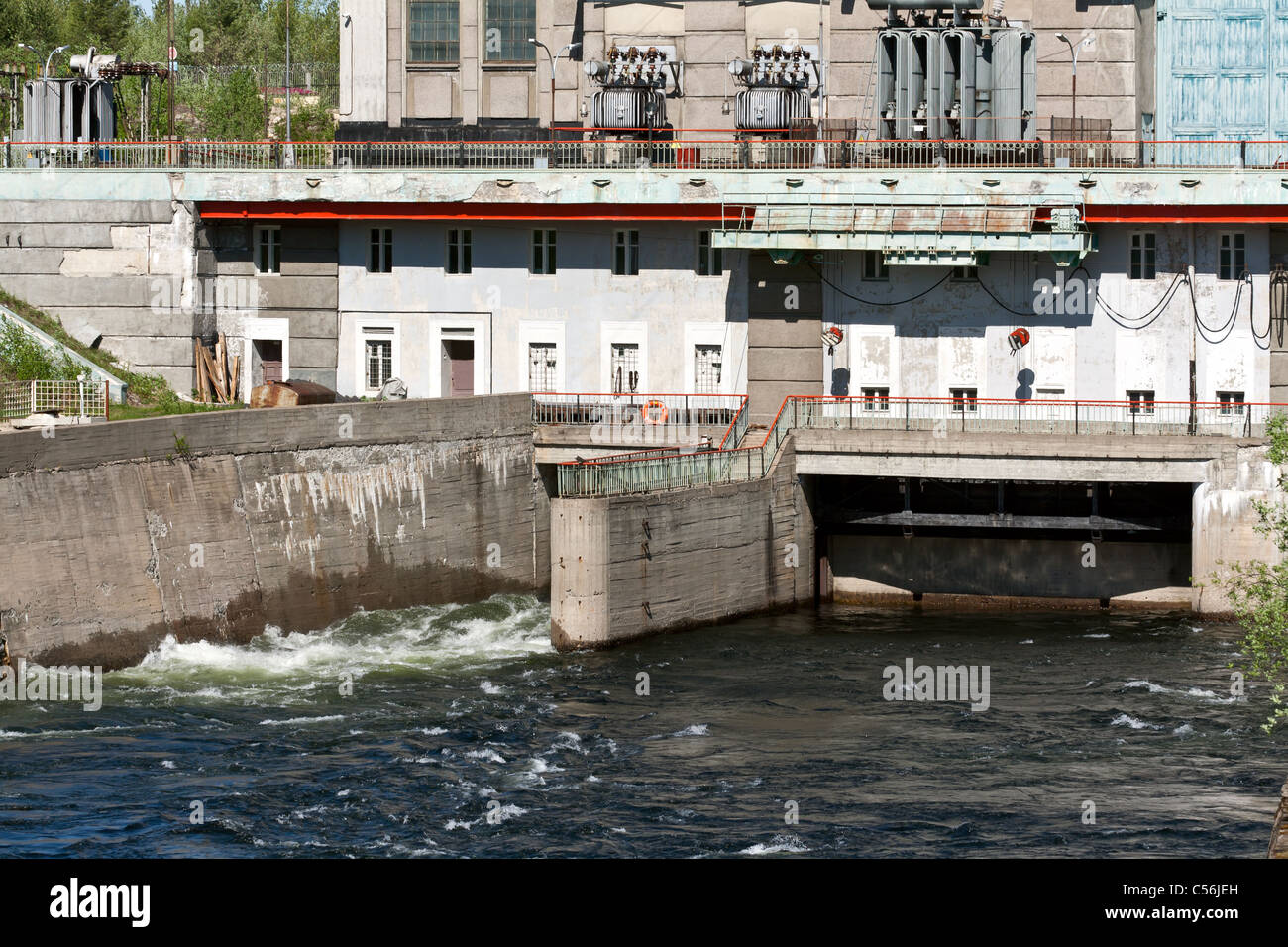 Freisetzung von Wasser in ein Betonbett gefasst auf dem alten Damm Stockfoto