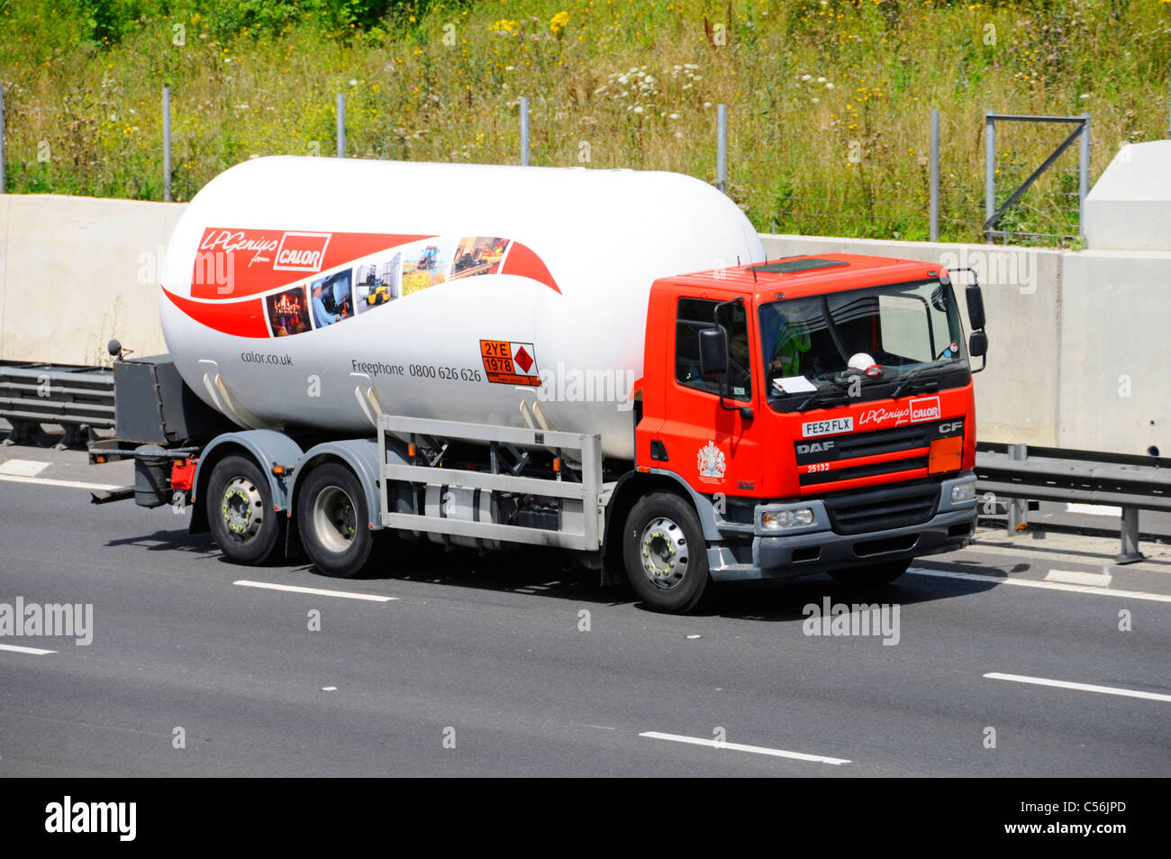 Calor Gas Tanker Lieferung LKW mit Hazchem gefährliche Chemikalien und Gefahrgut Warnung Zeichen und gebührenfreie Nummer Stockfoto