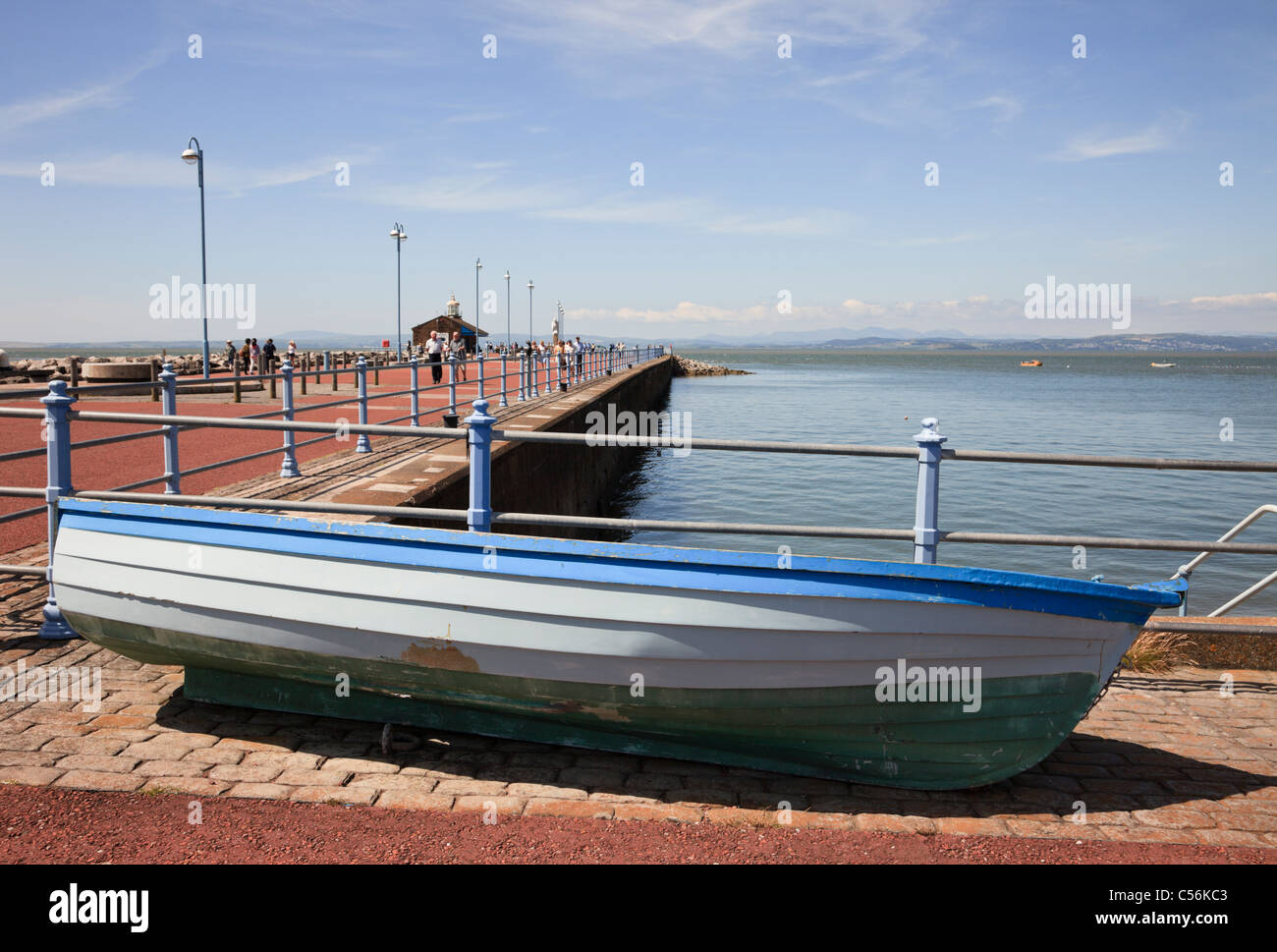 Morecambe, Lancashire, England, Vereinigtes Königreich, Großbritannien. Boot und Blick entlang der renovierten Stein Anlegestelle an der Bucht an der englischen Nordküste Stockfoto