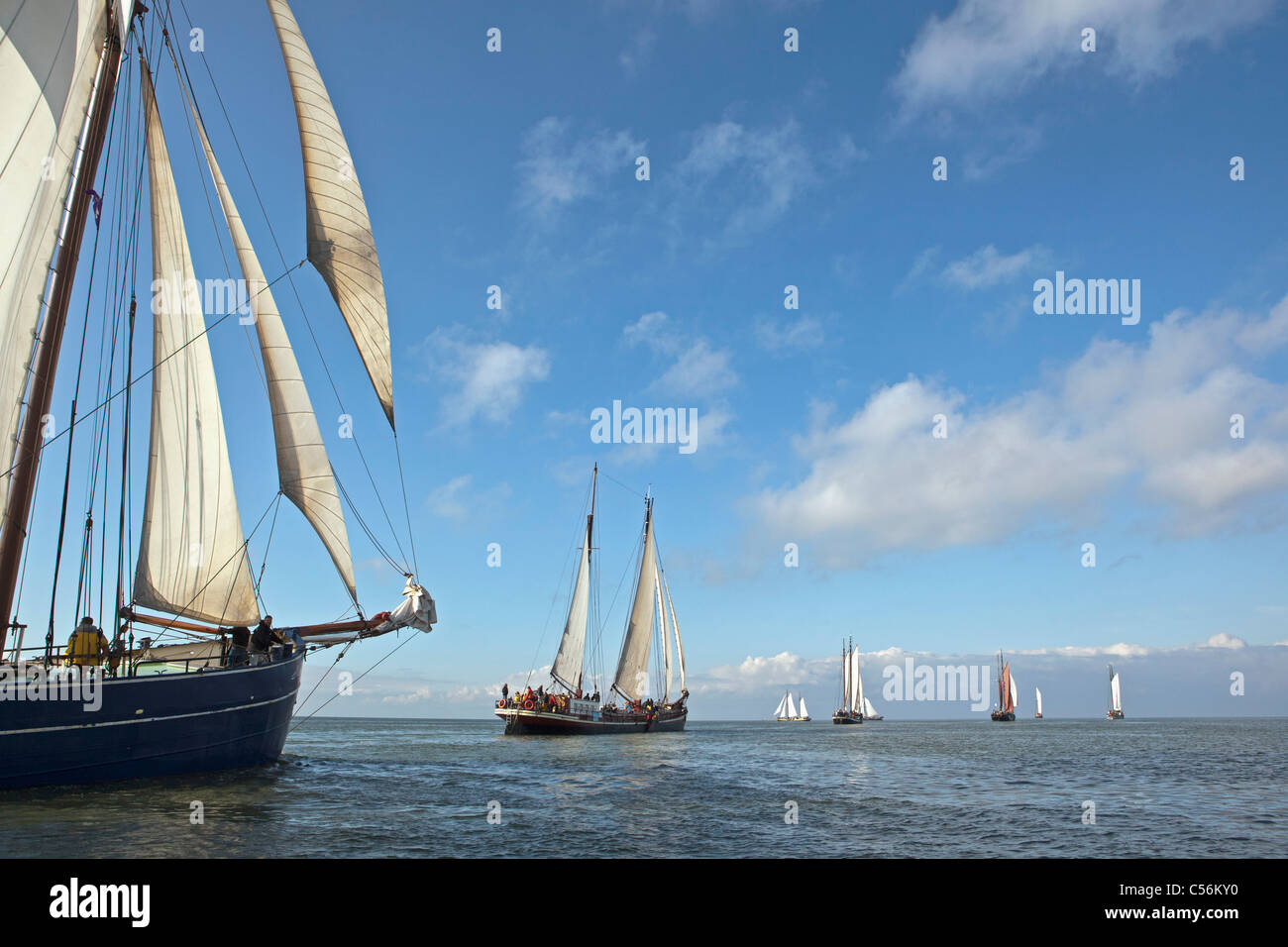 Die Niederlande, Enkhuizen. Jährliche Rennen der traditionelle Segelschiffe namens Klipperrace IJsselmeer am See genannt. Stockfoto