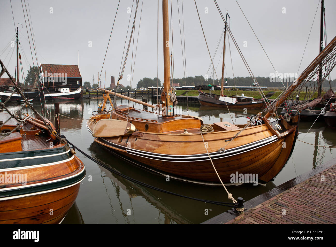 Die Niederlande, Enkhuizen. Museum, genannt Zuiderzeemuseum. Boote auf dem display Stockfoto