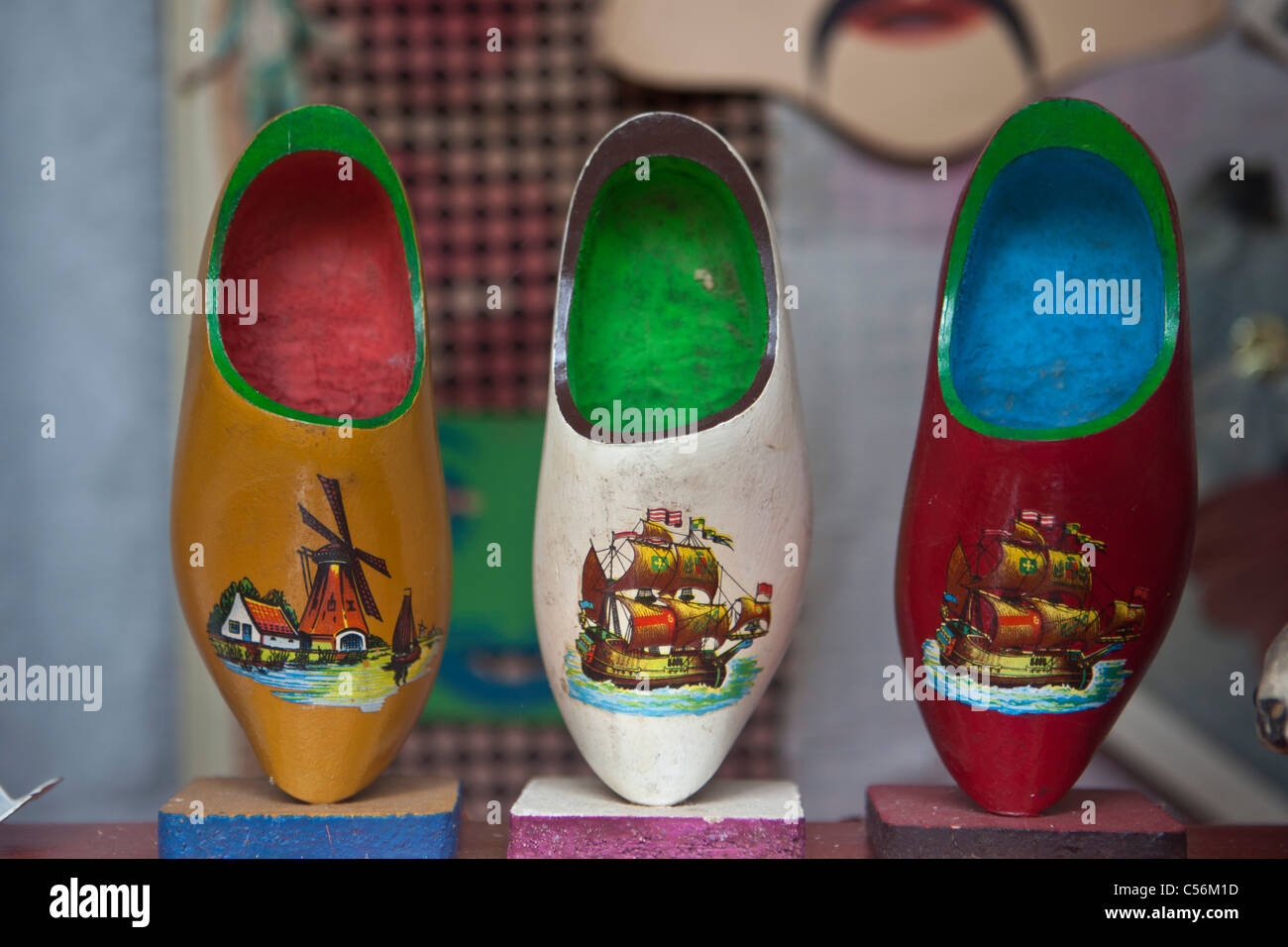 Die Niederlande, Enkhuizen. Museum, genannt Zuiderzeemuseum.  Gemalte hölzerne Schuhe. Stockfoto