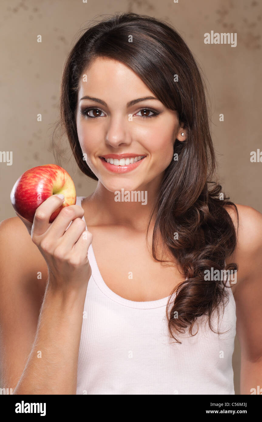 Close-up Portrait von junge schöne Frau hält einen Apfel Stockfoto