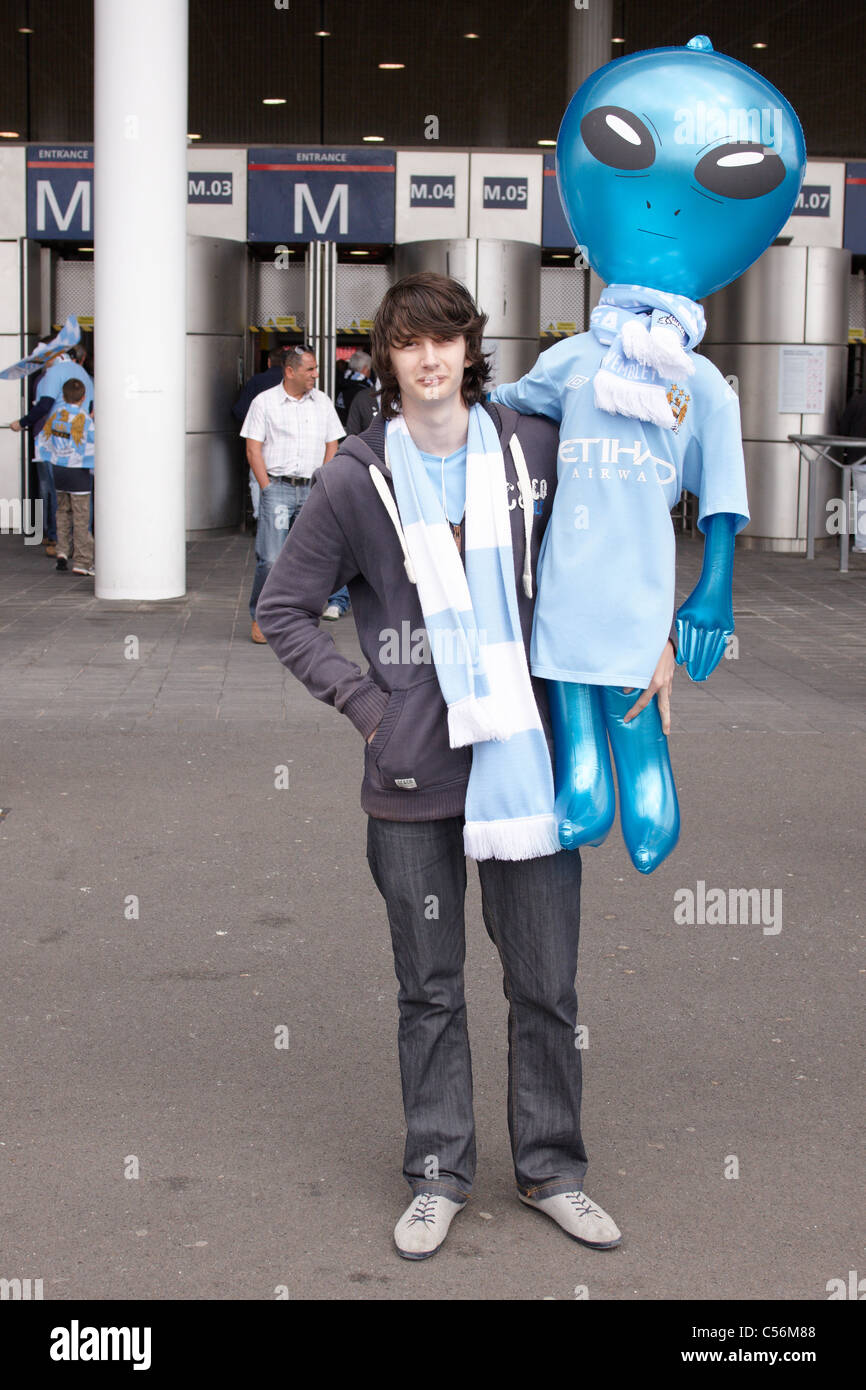 Stoke City (rot) und Manchester City (hellblau)-Fans auf der 2011 FA-Cup-Finale im Wembley Stadion in London statt Stockfoto