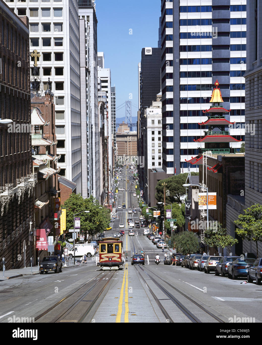 California Street in Chinatown, weiter unten, das Finanzviertel und die Bay Bridge in der Ferne. San Francisco, Kalifornien, USA. Stockfoto
