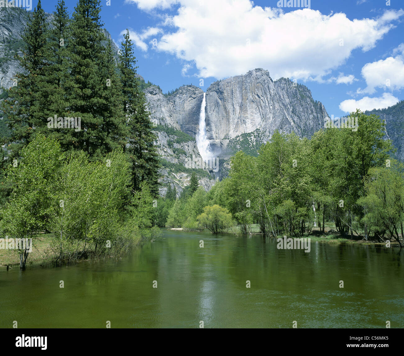 Der Upper Yosemite Fall mit dem Merced River im Vordergrund. Yosemite-Nationalpark, Mariposa County, Kalifornien, USA. Stockfoto