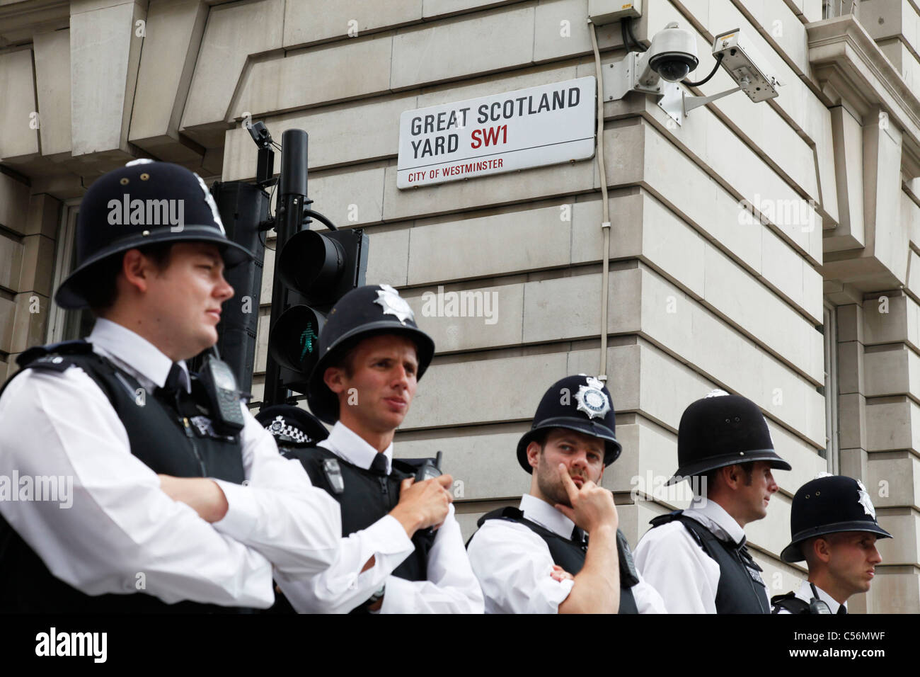 Metropolitan Police versammeln, um Great Scotland Yard in London zu schützen. Es war hier die ursprüngliche traf Polizeikommissare Büro war. Stockfoto